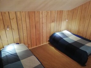 5 bedrooms, iron/ironing board, WiFi, bed sheets