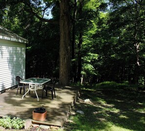 Outdoor dining - Mondrian Manor - Cottage in the lower Catskills near Ellenville and Wurtsboro (Bloomingburg)
