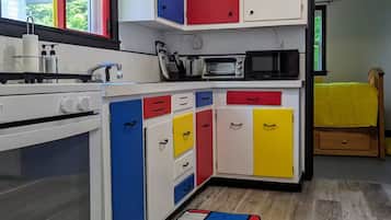 KĂŒhlschrank, Mikrowelle, Ofen, Herdplatte