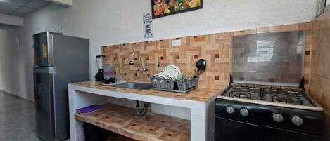 Fridge, oven, dishwasher, coffee/tea maker