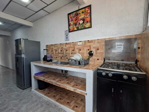 Frigorífico, horno, lavavajillas y cafetera o tetera