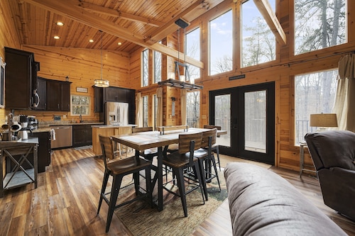 Cozy Family Cabin Between Gatlinburg & Pigeon Forge