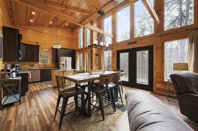 Cozy Family Cabin Between Gatlinburg & Pigeon Forge