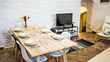 House, 4 Bedrooms, Terrace | Tempat makan