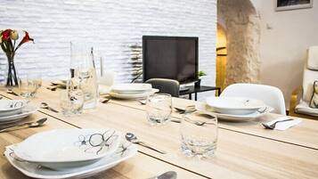 House, 4 Bedrooms, Terrace | Tempat makan