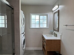 Een douche, een haardroger, handdoeken, zeep