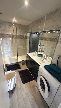 Douche, serviettes fournies, papier toilette. Appartement proche aéroport