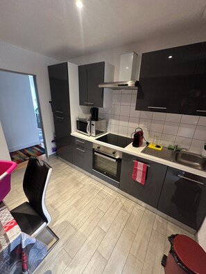 Frigorífico, microondas, horno y placa de cocina