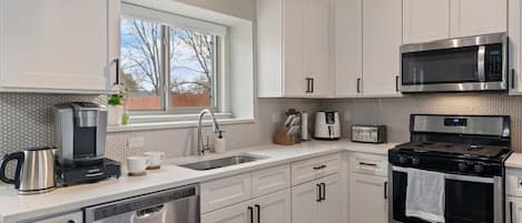 Geladeira, micro-ondas, fogão, cooktop