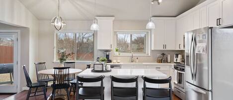 雪櫃、微波爐、焗爐、爐具