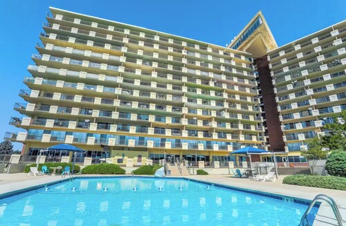 2-bedroom condo in delightful Colorado Springs, WiFi, fitness room, heated pool