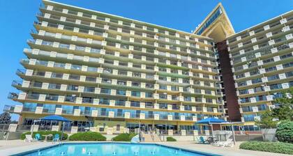 2-bedroom condo in delightful Colorado Springs, WiFi, fitness room, heated pool