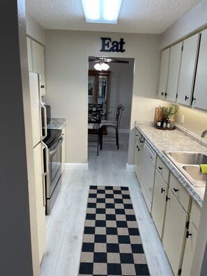 Micro-ondes, four, plaque de cuisson, lave-vaisselle