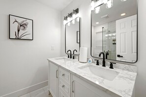 Chuveiro, toalhas de banho, sabonete, shampoo