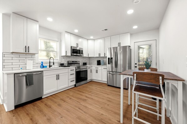 Refrigerador, microondas, horno y parrilla de estufa 