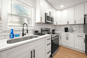 Refrigerador, microondas, horno y parrilla de estufa 