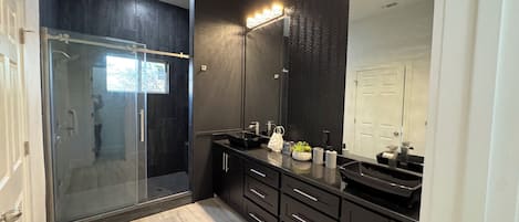 Dusche, Haartrockner, Handtücher, Seife