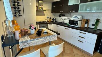 KĂŒhlschrank, Mikrowelle, Ofen, Herdplatte