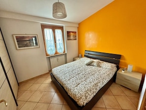 1 bedroom, iron/ironing board, travel cot, free WiFi