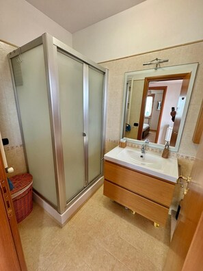 Regadera, secadora de cabello, bidet, toallas 