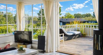 Lovely newly renovated cottage with room for a large family.