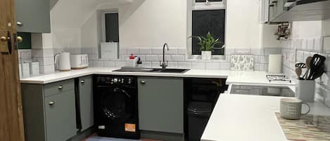 Fridge, oven, stovetop, electric kettle
