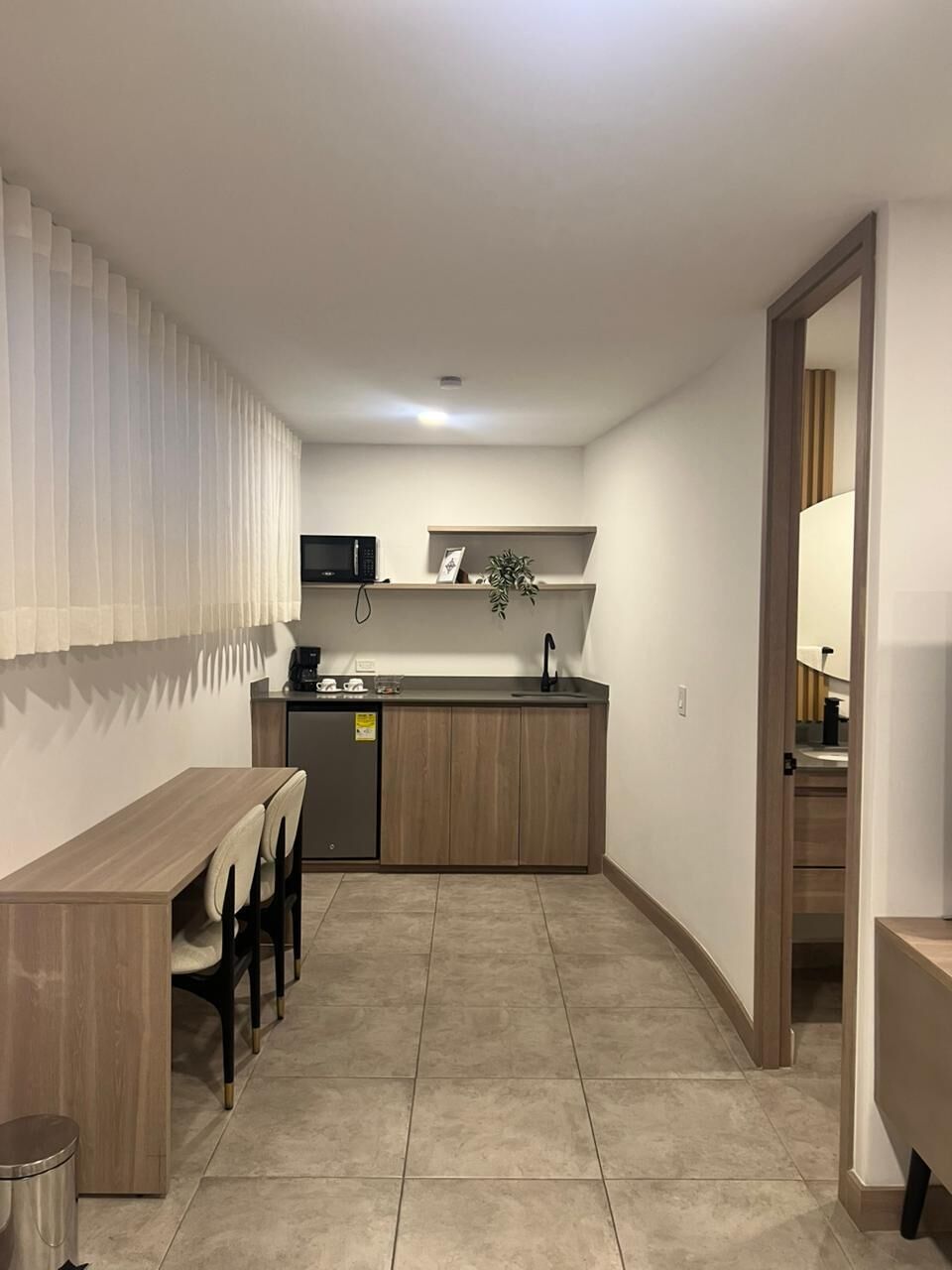 Quarto standard, para não fumantes | Cozinha privada | Micro-ondas, fogão, lava-louças