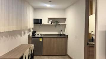 Quarto standard, para não fumantes | Cozinha privada | Micro-ondas, fogão, lava-louças