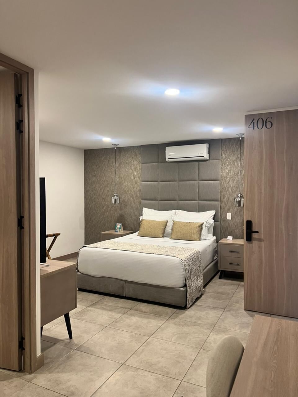 Habitación estándar, no fumadores | Espacio para trabajar con un portátil y sistema de insonorización