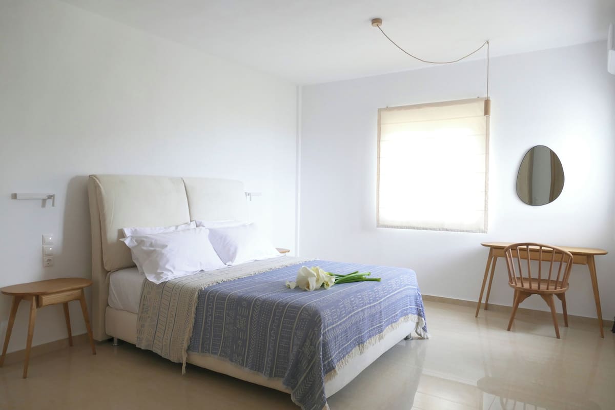 Departamento superior, vista al mar | 1 habitación y caja de seguridad en la habitación