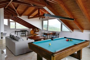 Loft Superior - havsutsikt | Vardagsrum | 50-tums tv med digitalkanaler