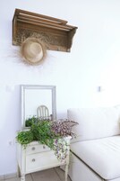 Deluxe Triple  Sea View | Área de estar | TV 50 polegadas com canais digitais