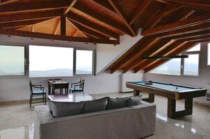 高级复式房, 海景 | 起居区 | 50-英寸电视（配备数码频道）