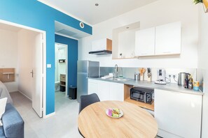 Fridge, microwave, stovetop, coffee/tea maker - Lovely T2 apartment in a residence with air conditioning. (Villeurbanne)