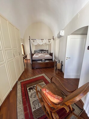 2 bedrooms, iron/ironing board, WiFi, bed sheets - Entire central apartment with fireplace (Putignano)