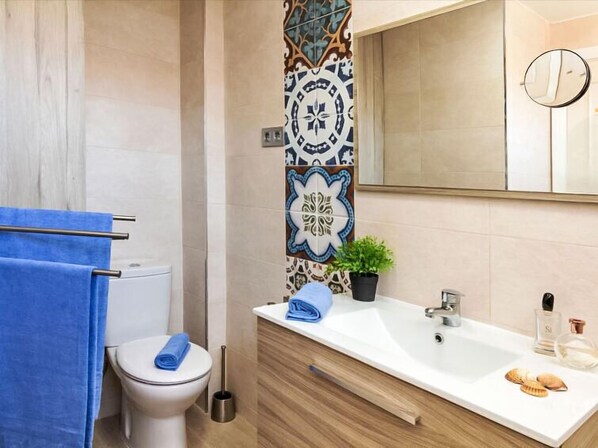 Bathroom - Global Euromar - By Global Rental Holidays 6604 (Torremolinos)