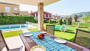 Hus, flere soverom, terrasse | Utendørsservering