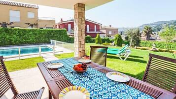 Casa, varias habitaciones, terraza | Restaurante al aire libre