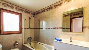 Hus, flere soverom, terrasse | Bad