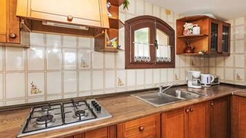 House, 3 Bedrooms | Private kitchen