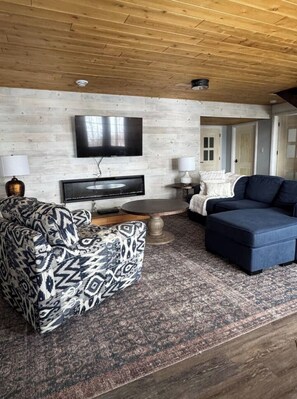 Smart TV, fireplace