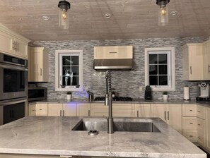 Réfrigérateur, four à micro-ondes, un four, surface de cuisson