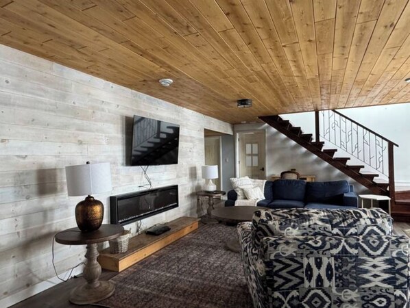 Smart TV, fireplace