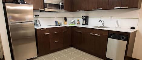 Fridge, microwave, stovetop, dishwasher