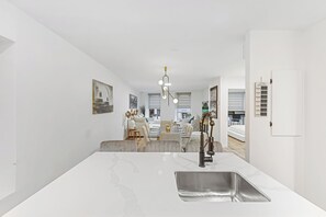 9 bedrooms, iron/ironing board, WiFi, bed sheets - NEW Boho Downtown 10 BIG bedrooms (Montréal)