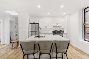Private kitchen - NEW Boho Downtown 10 BIG bedrooms (Montréal)