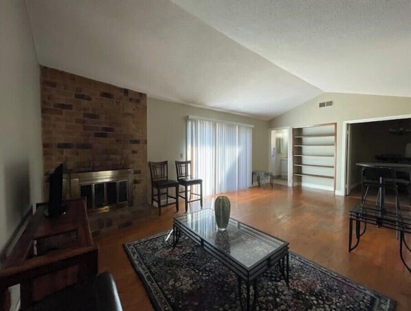 Interior - LARGE Modern 3BR Home in a Quiet Neighborhood (Sacramento)