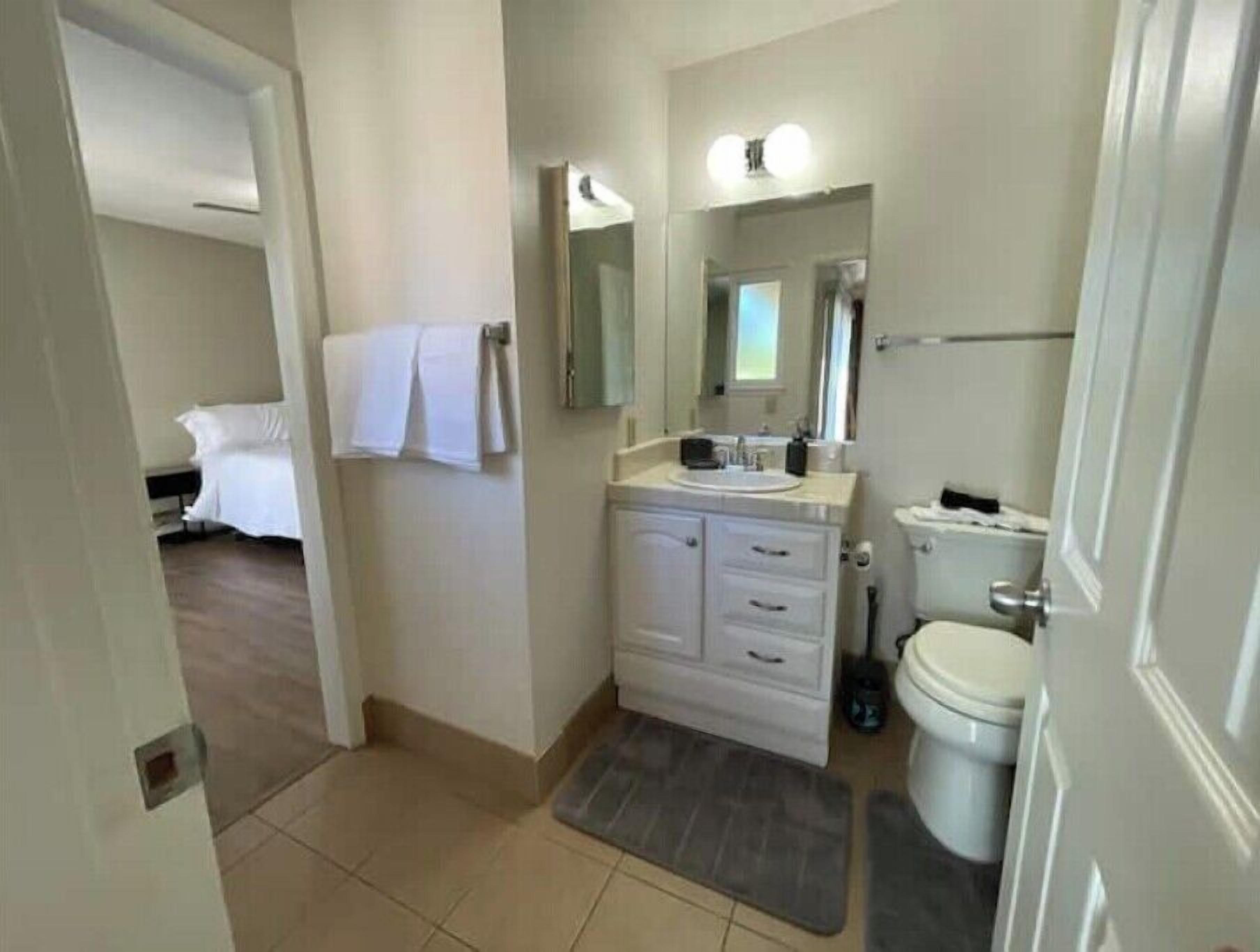 Haartrockner, Handtücher, Seife, Toilettenpapier