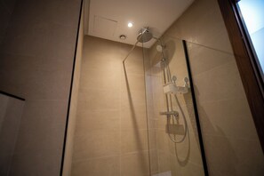 Haartrockner, Bidet, Handtücher, Seife