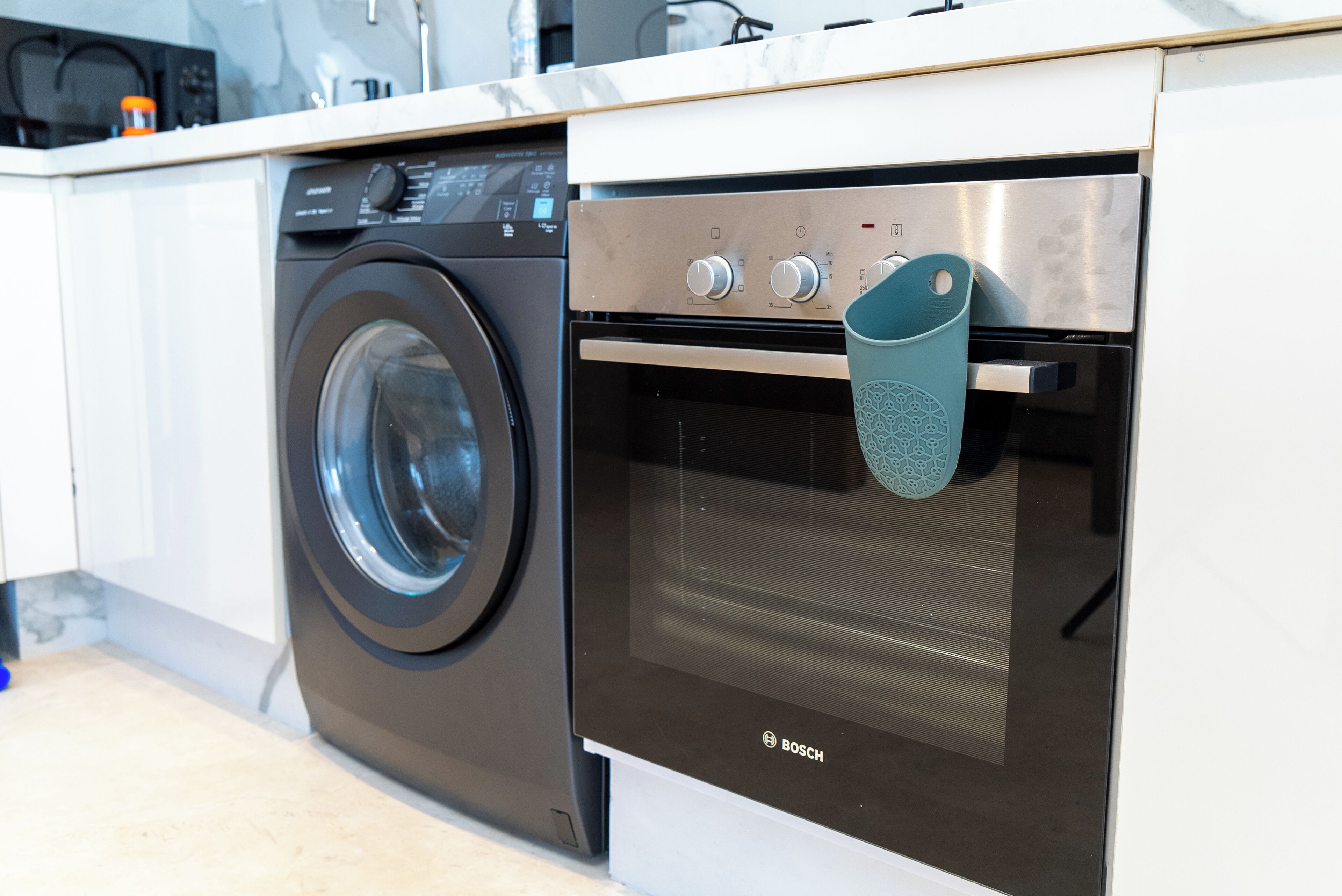 Een koffiezetapparaat/waterkoker, een koelkast, een magnetron, een oven